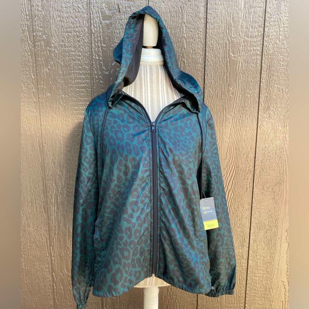 NWT Xersion Women’s Size small  Rain Jacket Lightweight Running Cycling